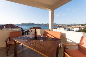  Apartments Dragutin - 80m from sea  Трогир